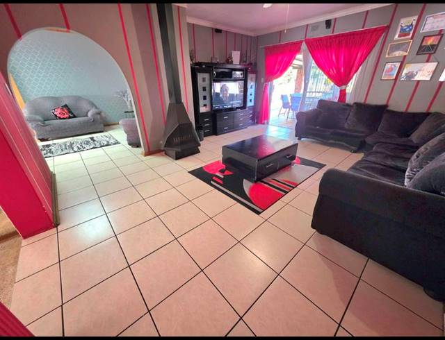 4 BEDROOM HOUSE FOR SALE IN FREEWAY PARK